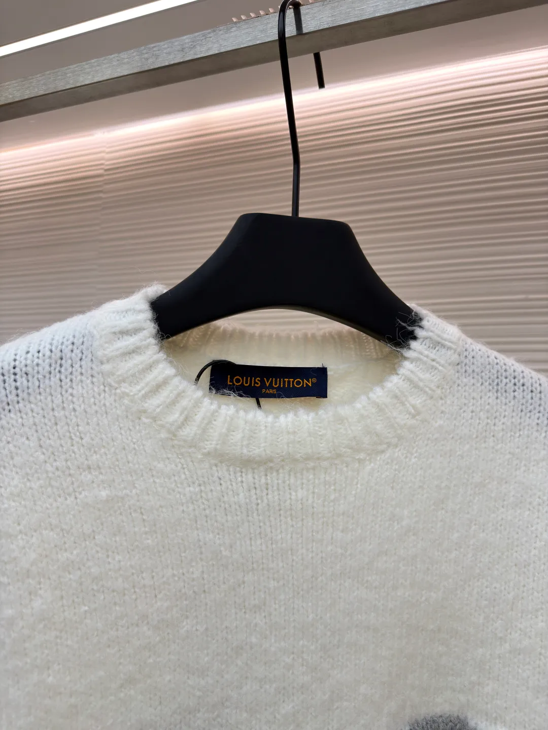 LOUIS VUITTON double-sided intarsia sweater ●Original version: purchased and developed for 12200 ●Item number: 1680923-A85 ●Fabric: wool blended fabric ●Technology: knitted intarsia production ●Version: fitted version ●Weight: about 620 grams ●Size: S-M-L-XL ●Description: Made of custom-woven and dyed sheep wool 65% cotton% 20 Spandex 15%. The special washing process is very soft and skin-friendly. It has 7 knitting workers. The thickness of each stitch of the inlay on the clothing logo is consistent with ZP. The back logo is mirror inlay. This crew-neck sweater is made of a blend of sheep wool and yak hair, and uses thick yarn to create a comfortable texture. The contrasting LV logo is integrated into the knitted fabric, and the mirror-effect logo is cleverly displayed on the rear. The casual and elegant design makes it easy to style your weekend look. The overall wiring is straight and delicate, the fabric is comfortable and soft, and the color is consistent without color difference. It can be matched with the same style to create a fashionable look and control various occasions. Customized accessories, complete with three standards, same style for men and women!